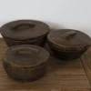Landelijke oude houten pot met deksel