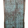 Oude blauwe decoratieve deur op statief