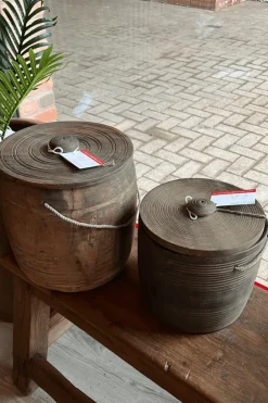 Oude houten pot met deksel en touw