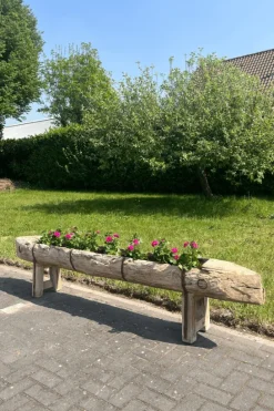 Oude houten voederbak als plantenbak 260 cm