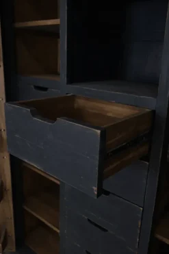 Oude zwarte opbergkast