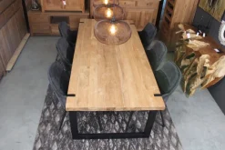 Poten door het blad eettafel