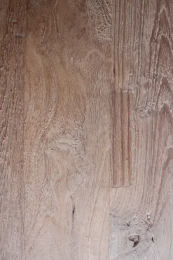 Poten door het blad eettafel