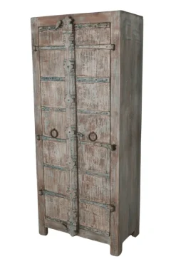 Verweerde houten kast met oude deuren