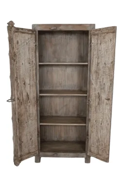 Verweerde houten kast met oude deuren
