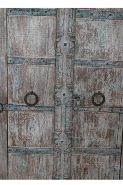 Verweerde houten kast met oude deuren