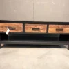 Zwart metaal tv meubel met oud houten lade